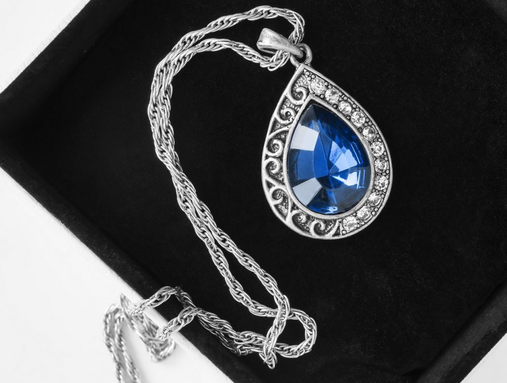 Modna sztuczna biżuteria